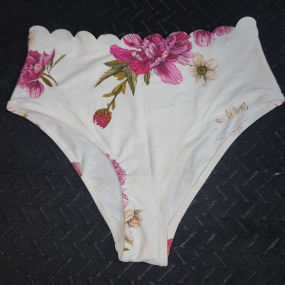 Cupshe ladies' Bikini bottoms in size Medium  NWT
